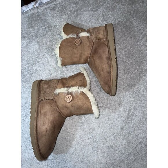 UGG Australia Girl's 5991 Bailey Button Boots Chestnut Size 5 - Picture 1 of 10